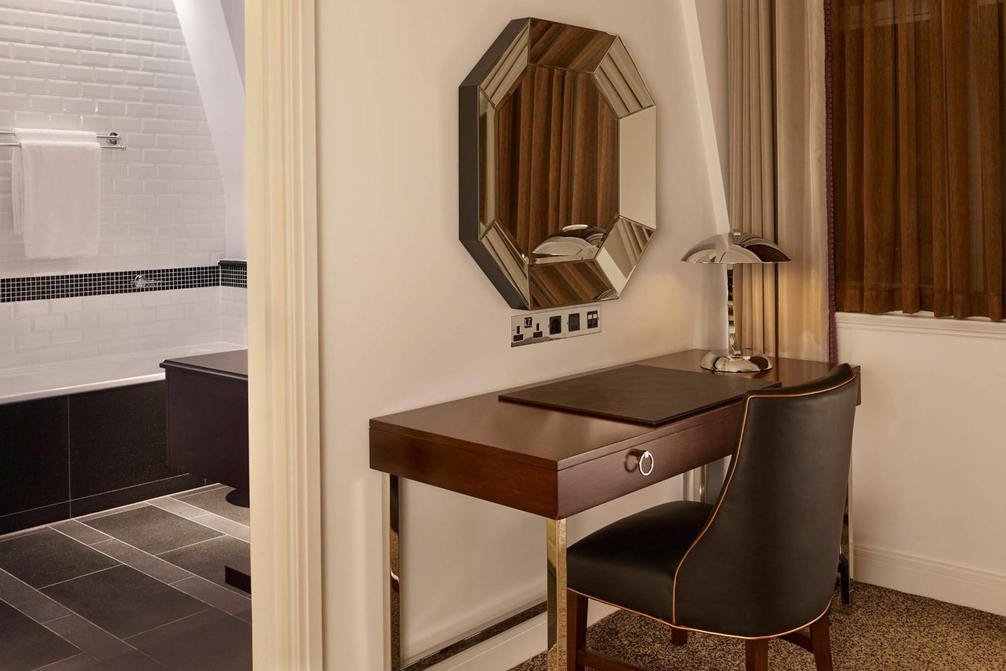 One-Bedroom King Suite with Park View - Club Lounge Access