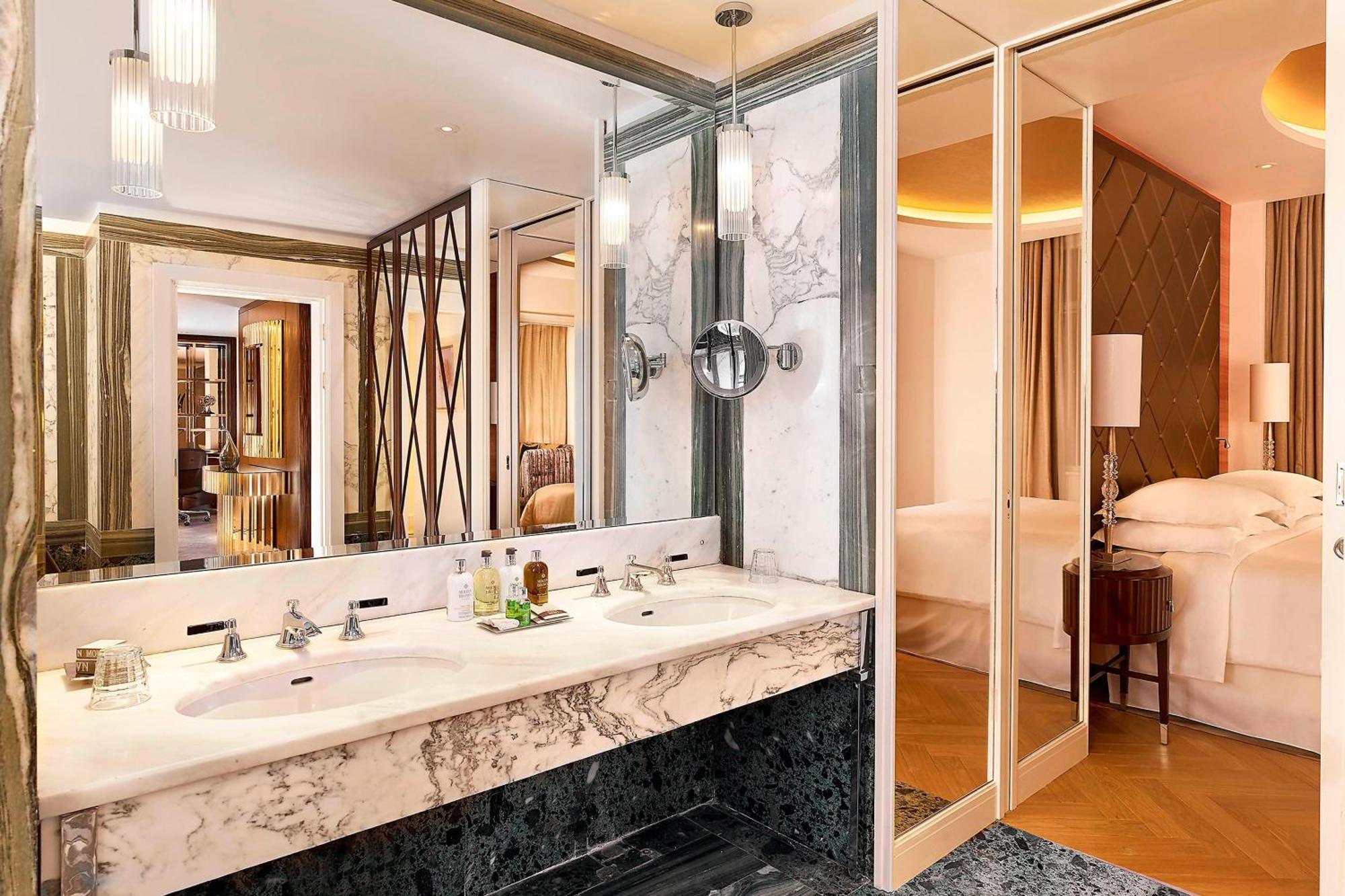 One-Bedroom Grand King Suite Club Lounge Access