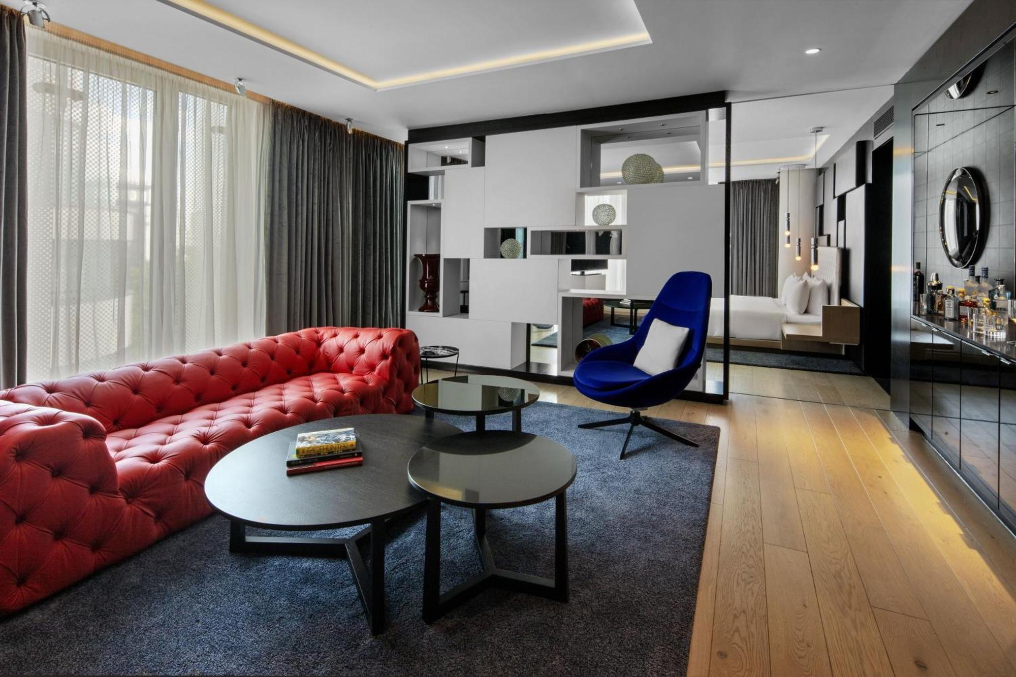 Corner Suite One King Bed High Floor