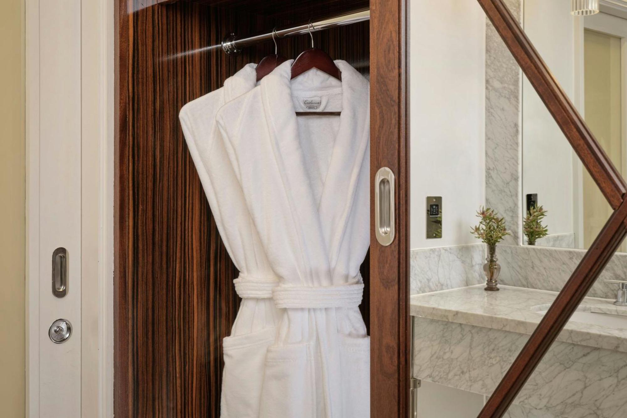 One-Bedroom Grand King Suite Club Lounge Access