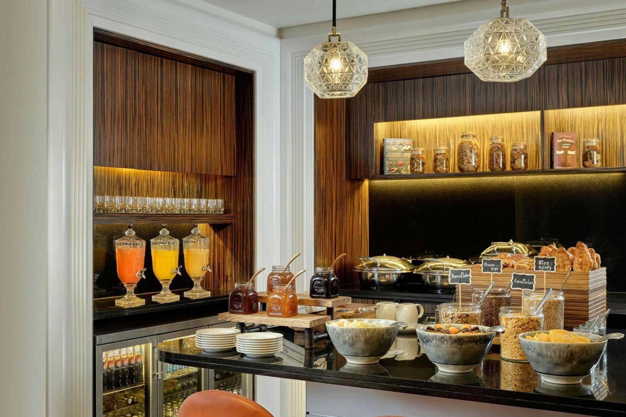 One-Bedroom Grand King Suite Club Lounge Access