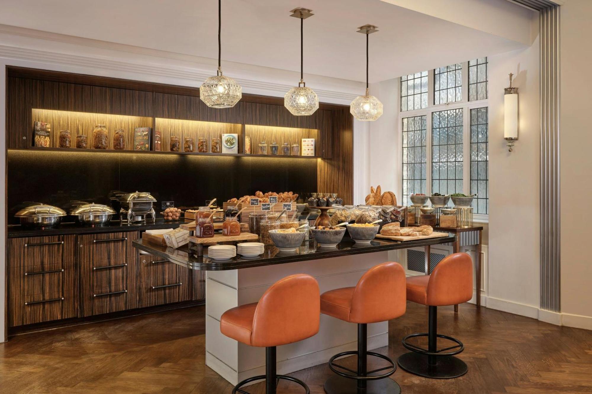 One-Bedroom Grand King Suite Club Lounge Access