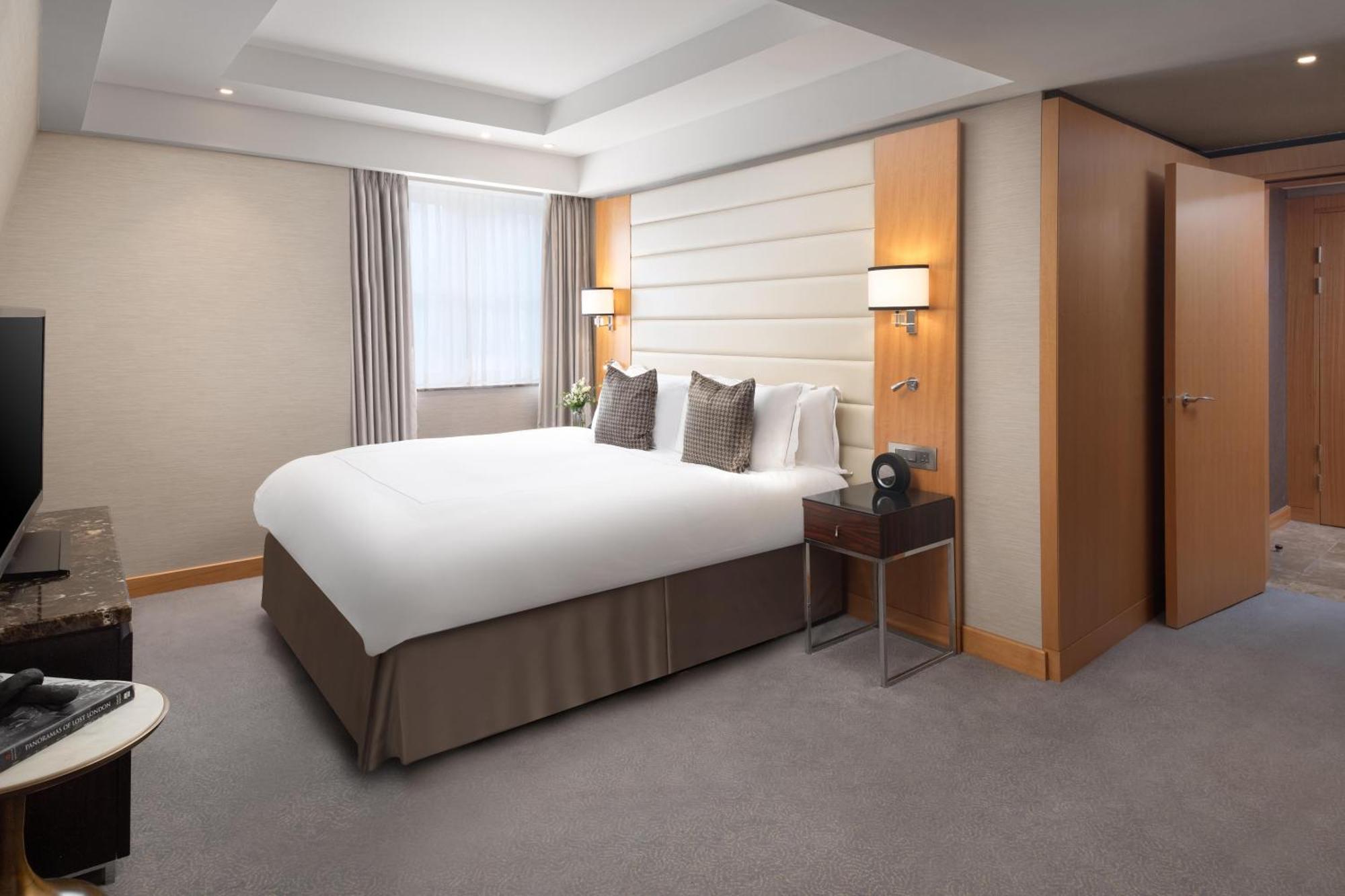 One-Bedroom Deluxe Suite Lounge Access