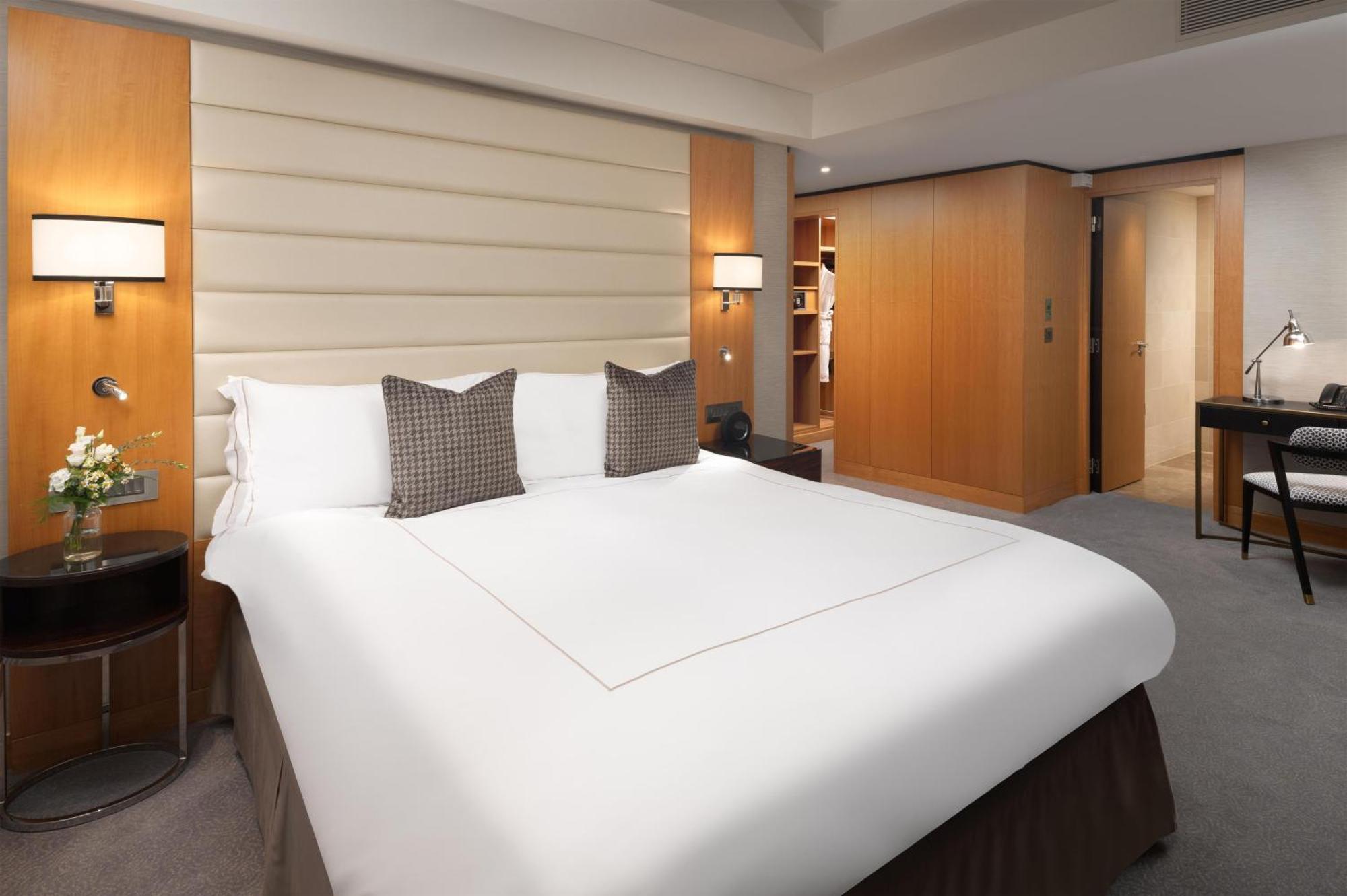 One-Bedroom Deluxe Suite Lounge Access