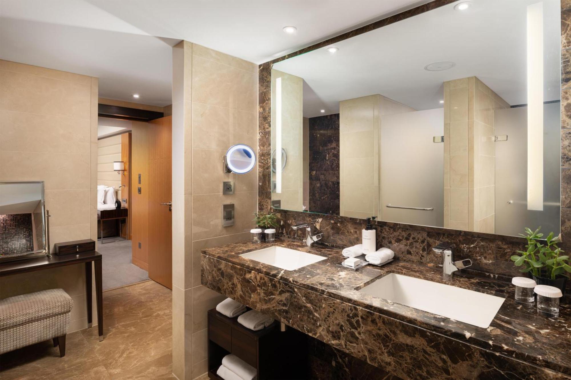 One-Bedroom Deluxe Suite Lounge Access
